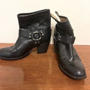 FRYE Womens 3477944 Black Leather Back Zip Triple Harness Ankle Boots Size 7.5